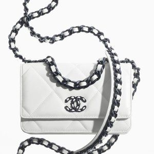 NWT CHANEL 19 WALLET ON CHAIN